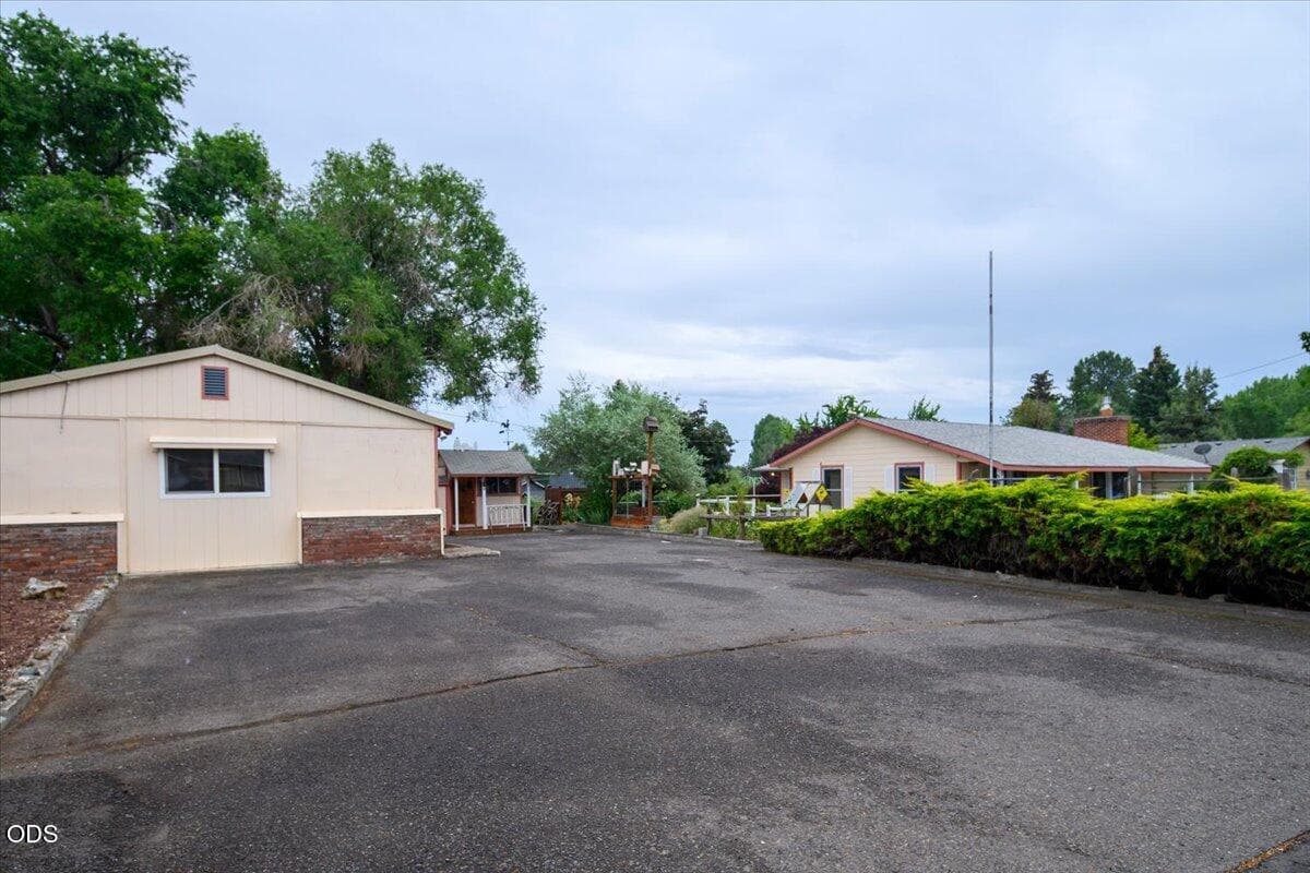 Photo of 2586 SW 27th Street 36 of 58