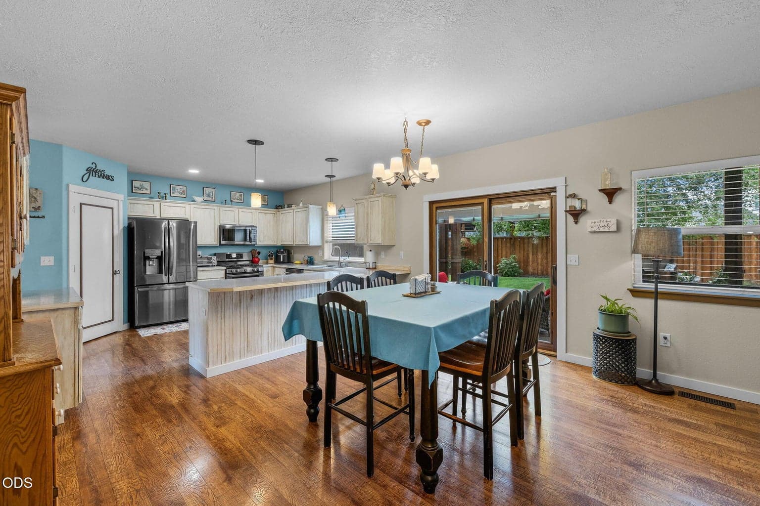 Kitchen & dining area