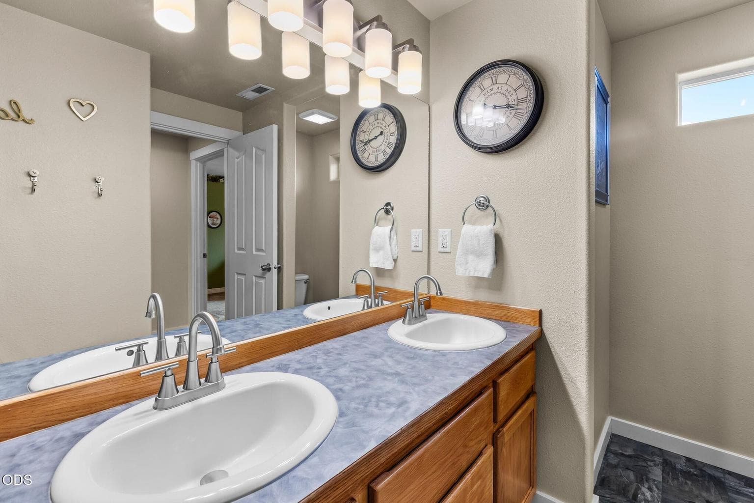 Upstairs full bathroom