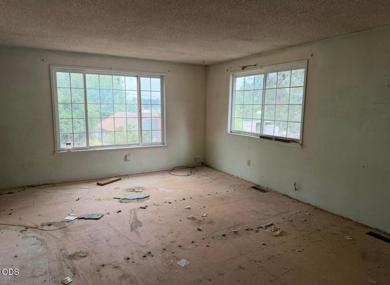 Photo of 207 Yahooskin Street 4 of 14