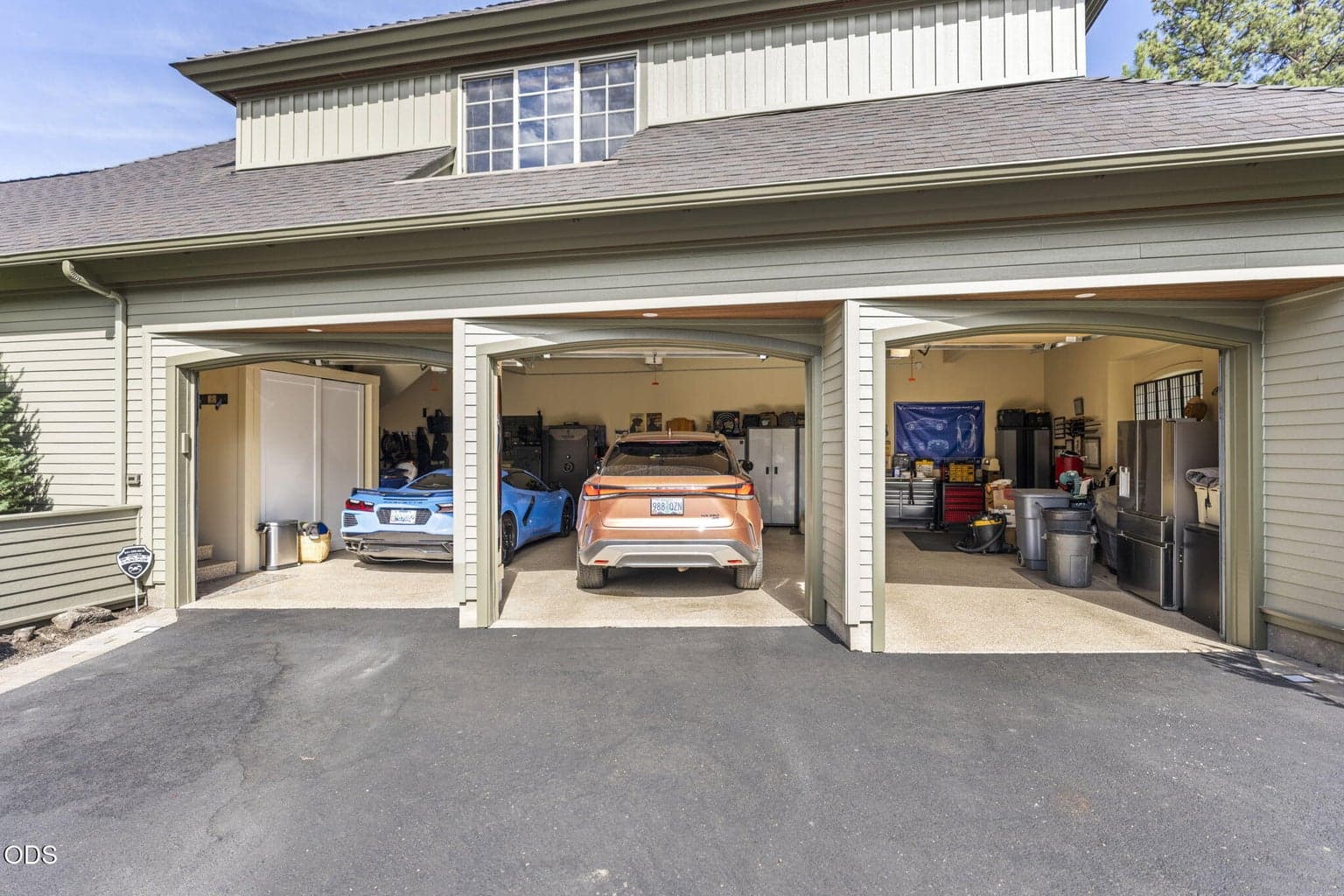 Webfoot Concrete Floor Covering updated the three-car garage in advance of owner's move in.