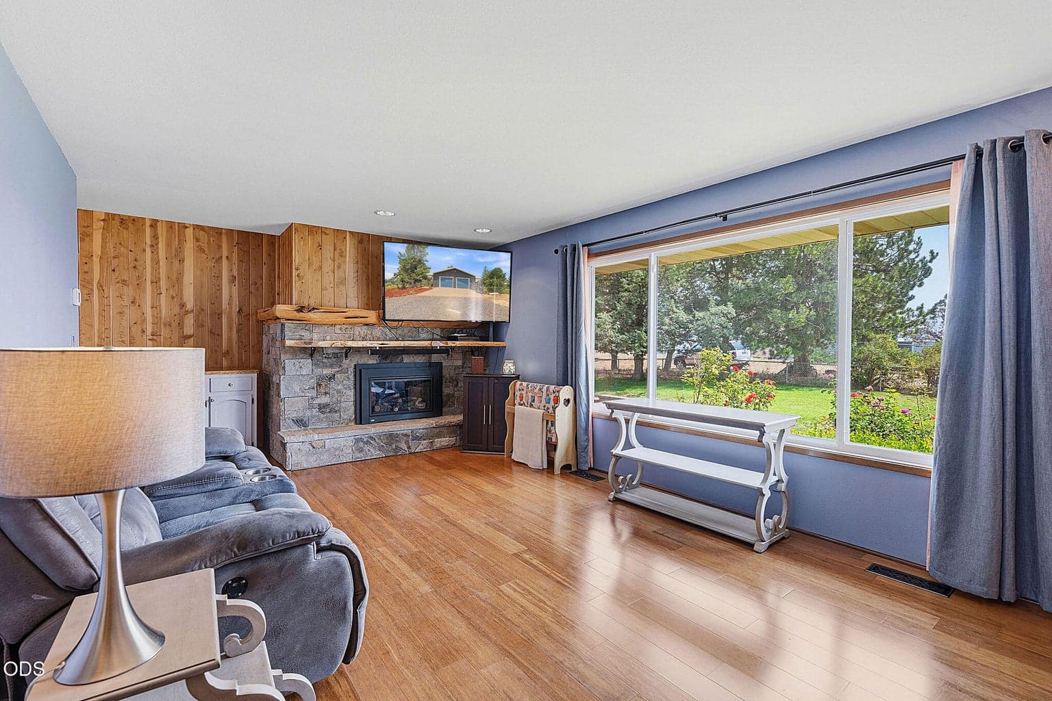 Photo of 304 SE Crestview Lane 6 of 29