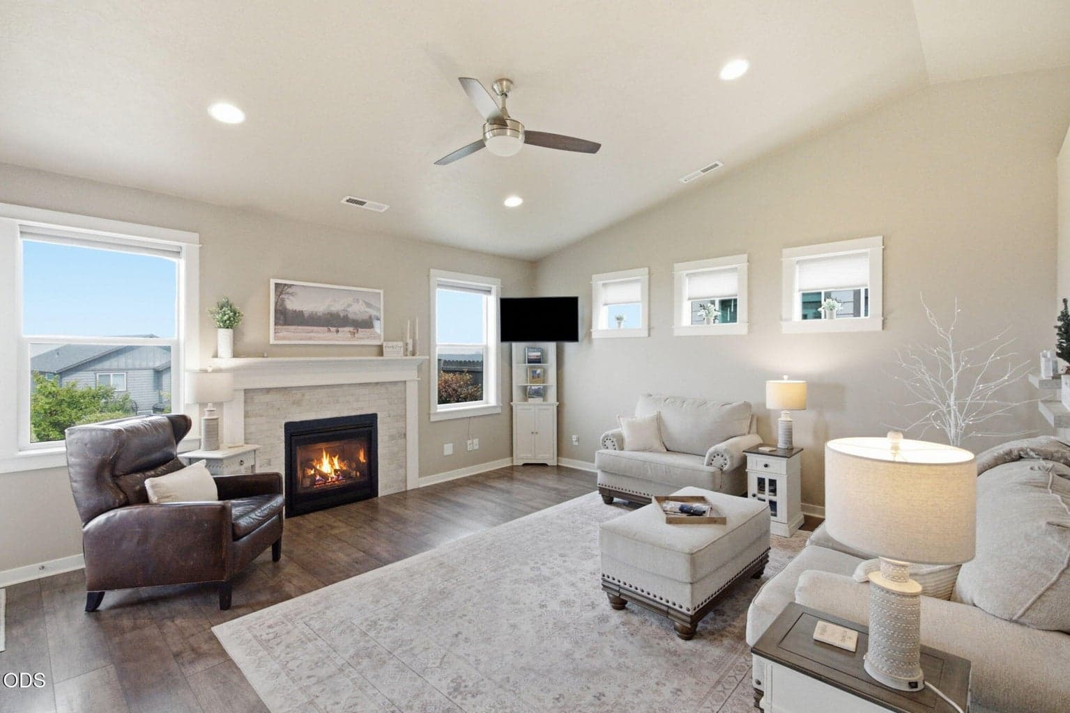 Photo of 4471 SW Majestic Avenue 6 of 36