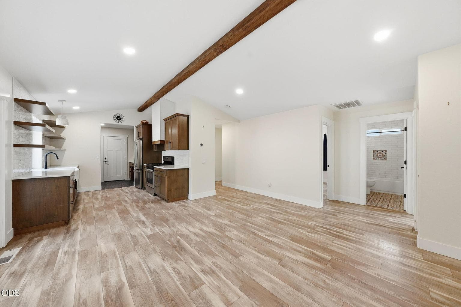 Photo of 1564 NW Elgin Avenue 9 of 37