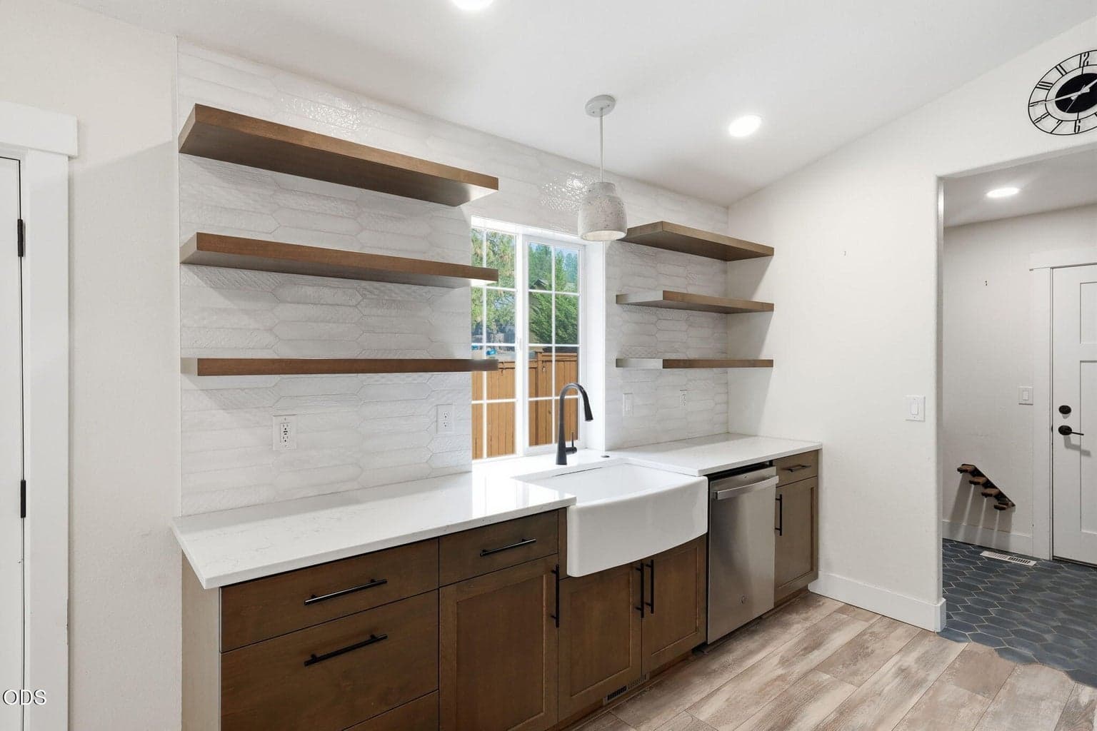 Photo of 1564 NW Elgin Avenue 11 of 37