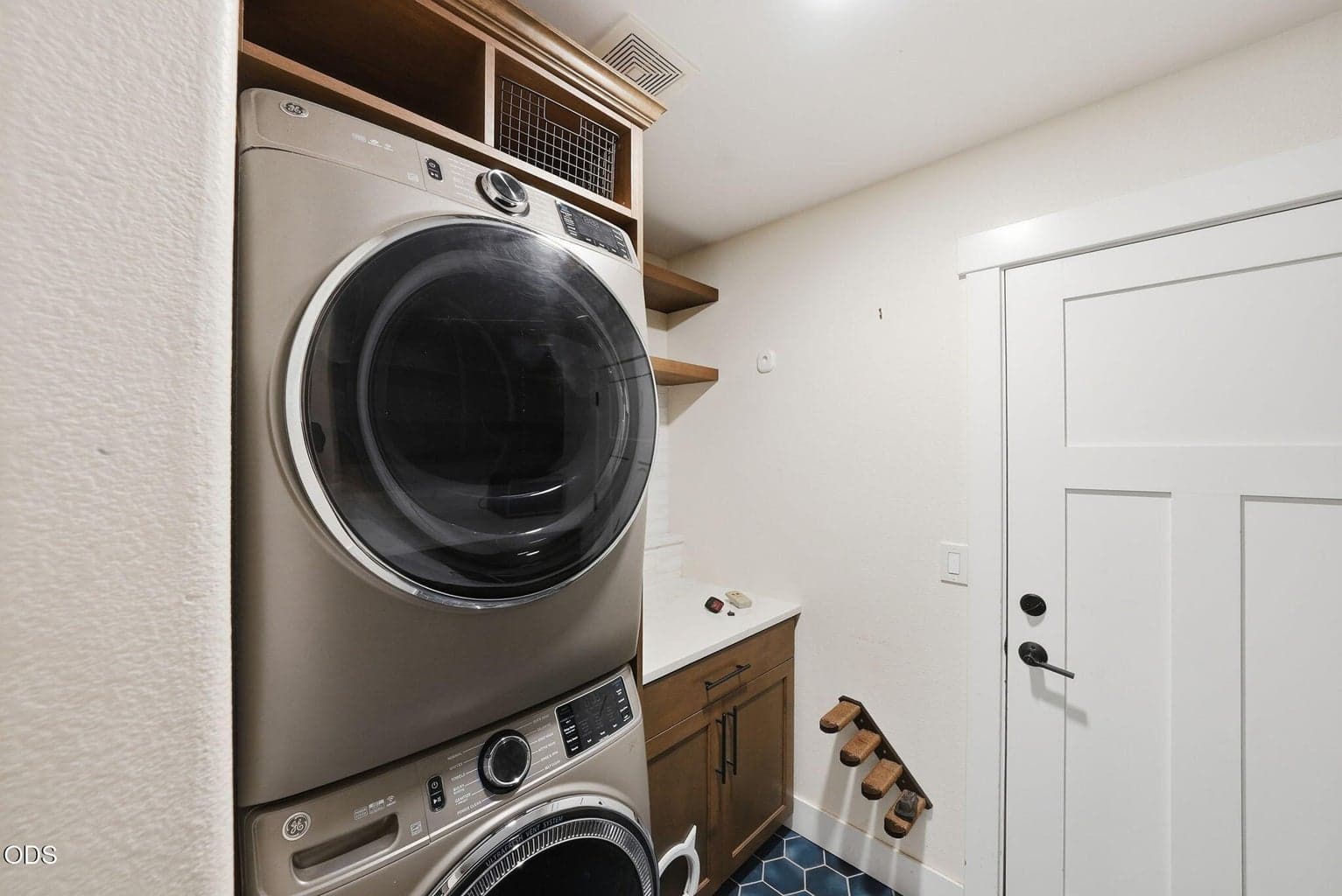 Photo of 1564 NW Elgin Avenue 15 of 37