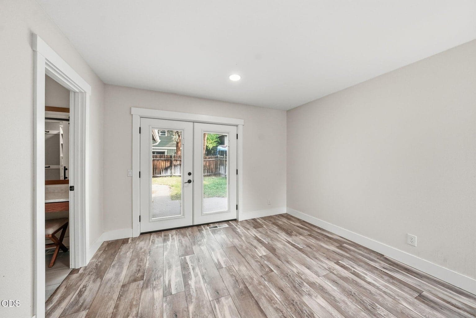Photo of 1564 NW Elgin Avenue 17 of 37