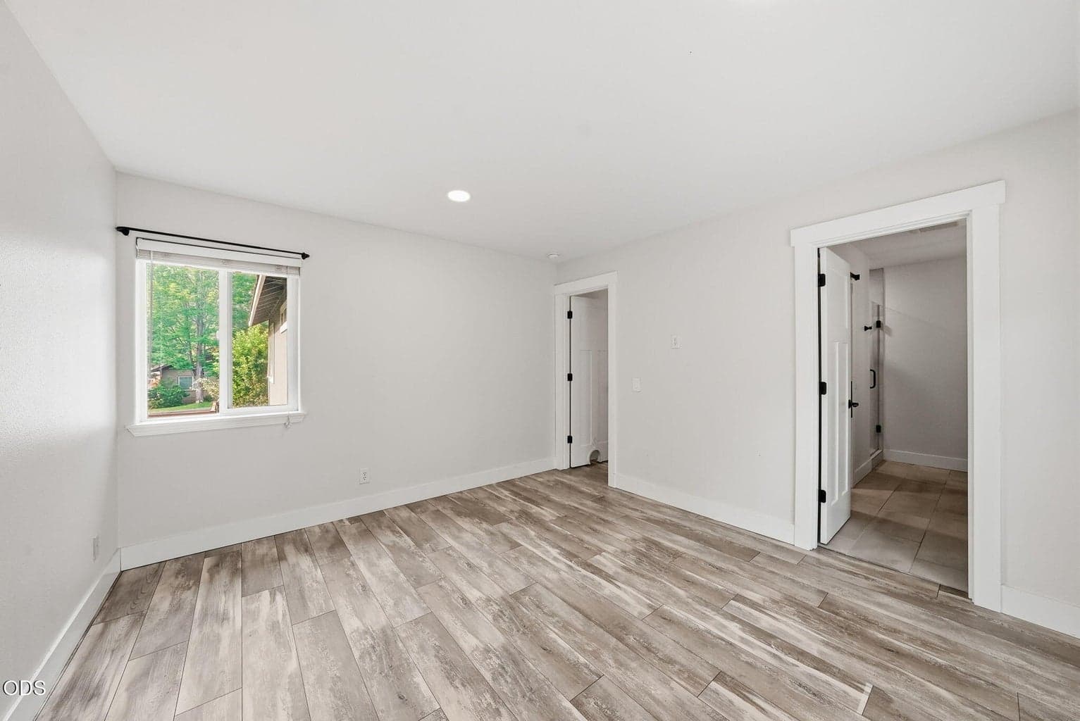 Photo of 1564 NW Elgin Avenue 18 of 37