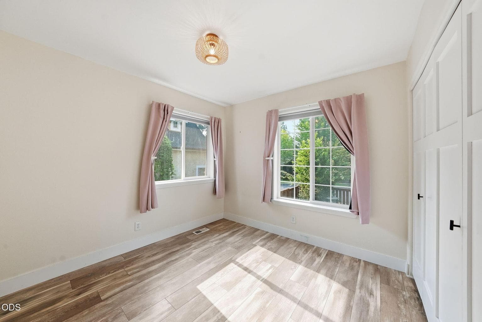 Photo of 1564 NW Elgin Avenue 22 of 37
