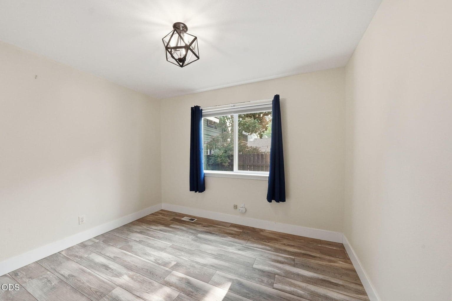 Photo of 1564 NW Elgin Avenue 25 of 37