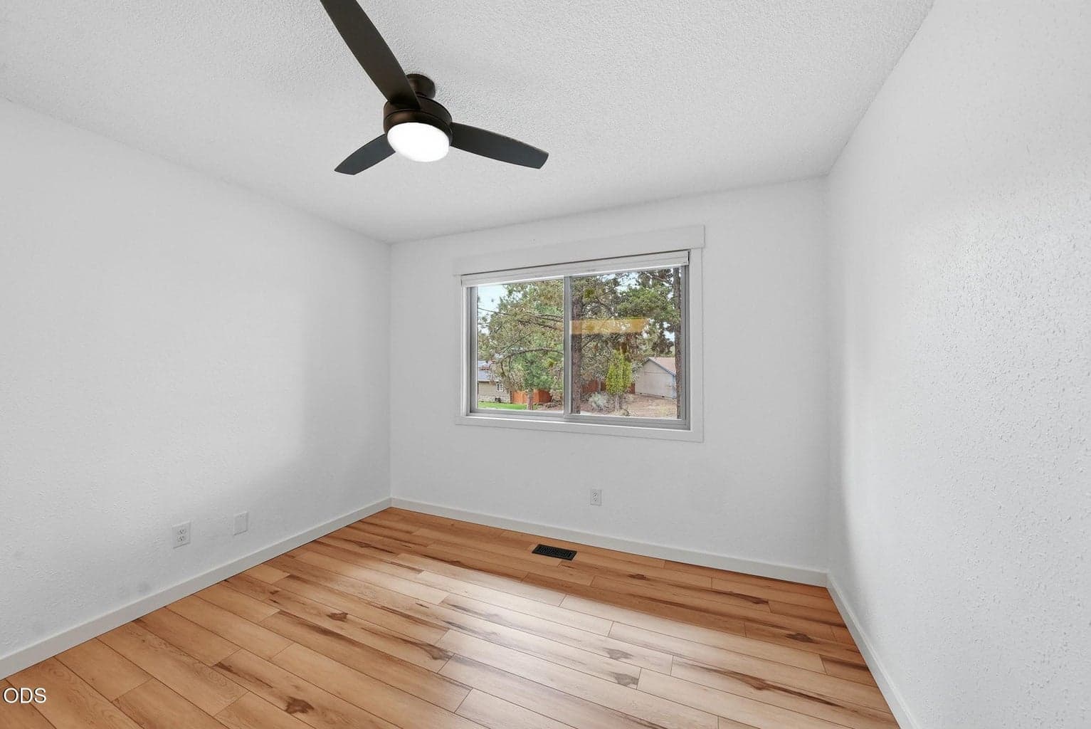 Photo of 2175 NE Kim Lane 20 of 46