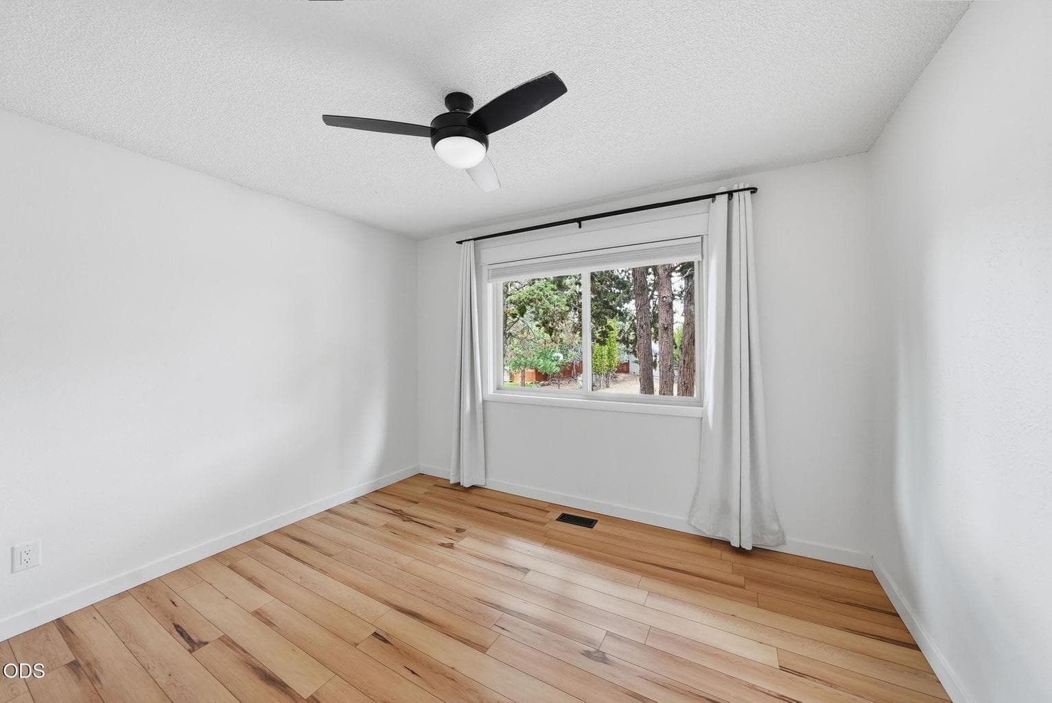 Photo of 2175 NE Kim Lane 24 of 46