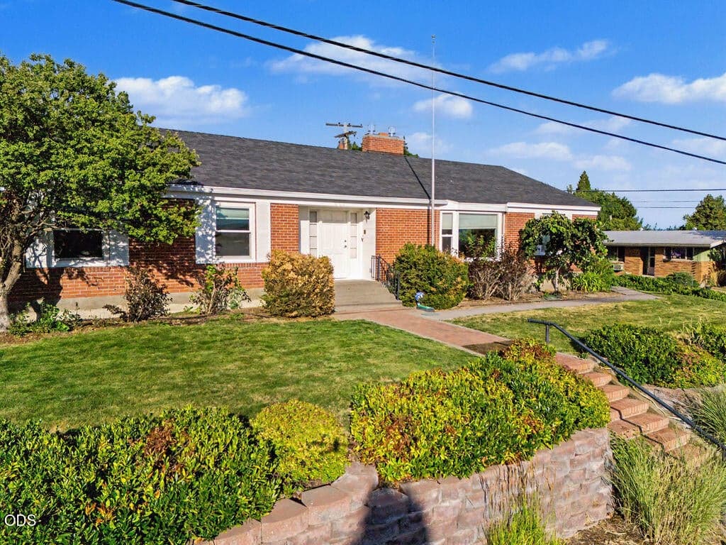 Photo of 605 Hillside Avenue 1 of 35