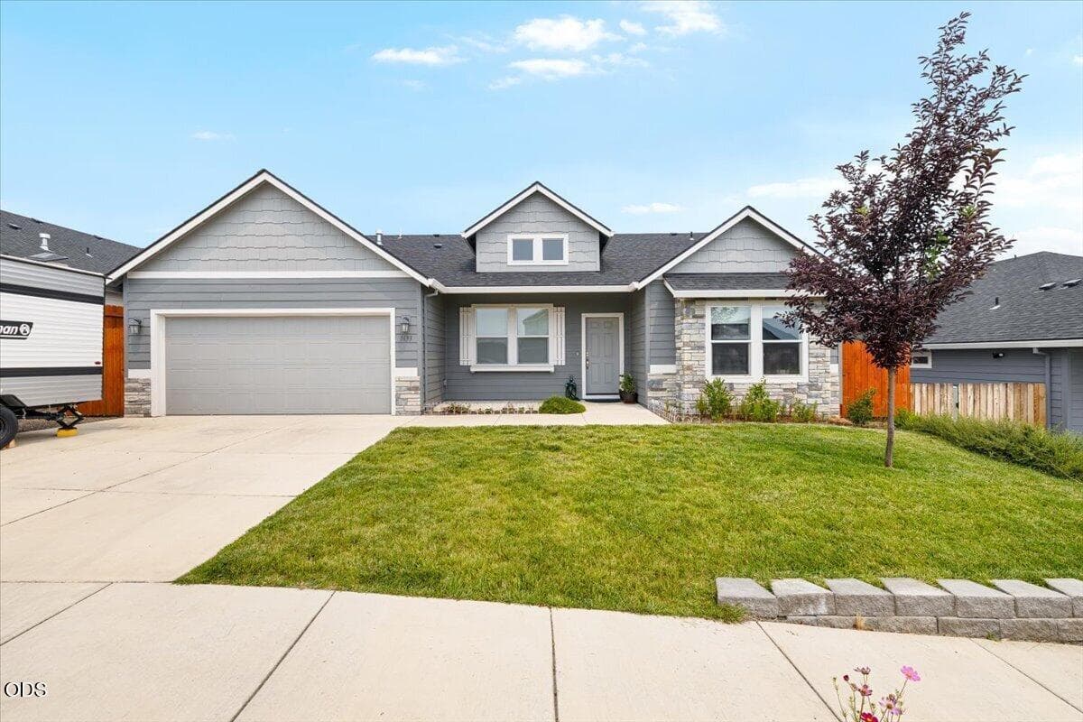 Photo of 1633 Dragon Tail Place 1 of 28