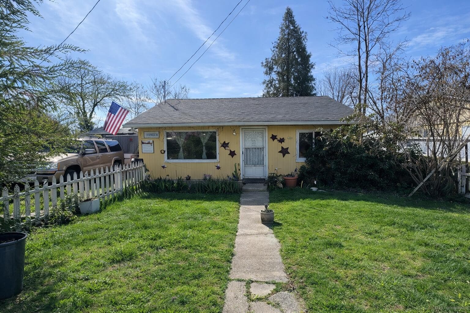 Photo of 1039 I Street 1 of 8