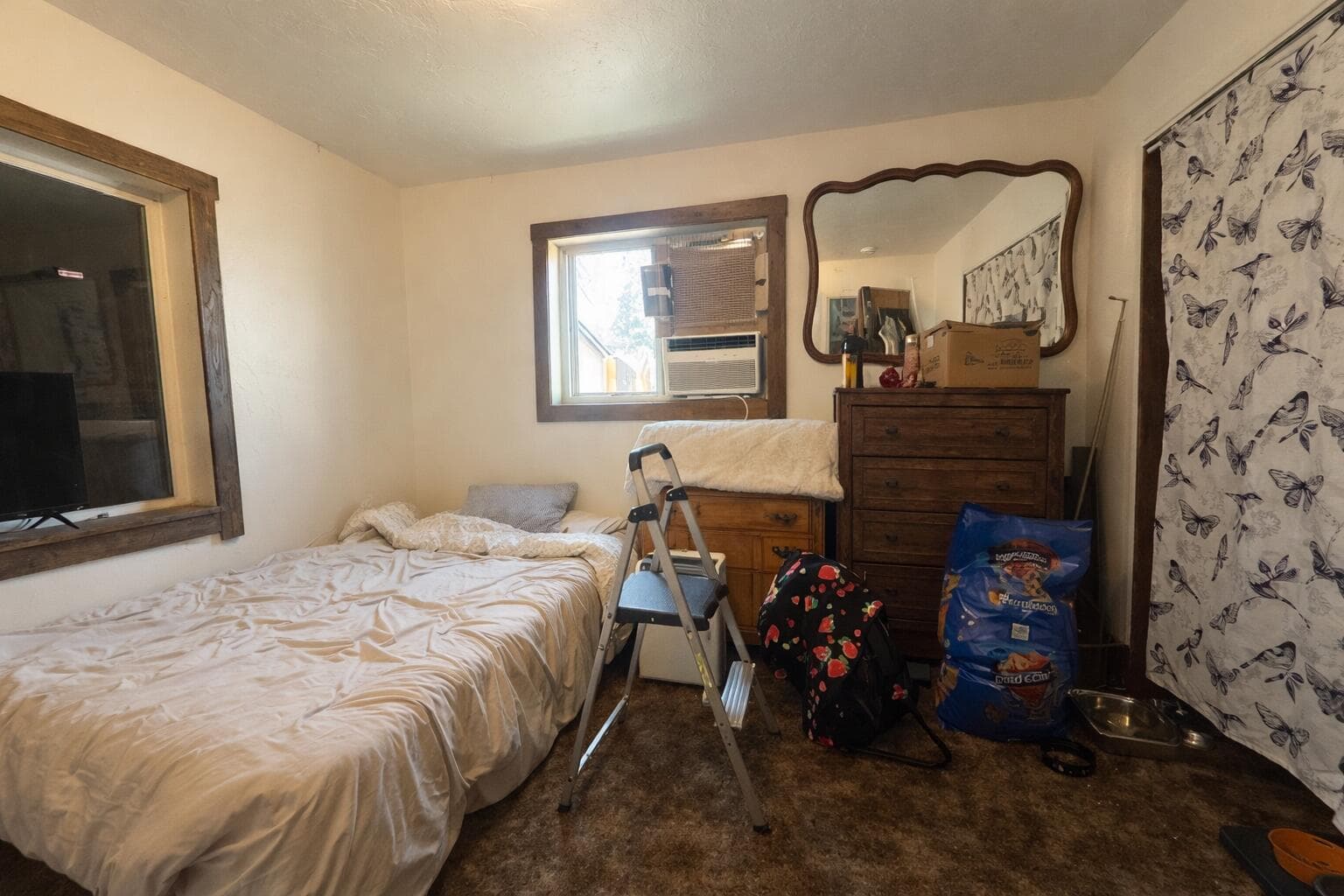 Photo of 1039 I Street 4 of 8