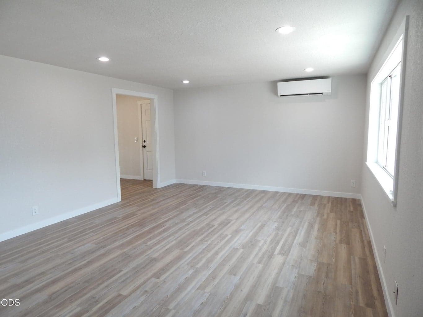 Welcome into the nice large front room.