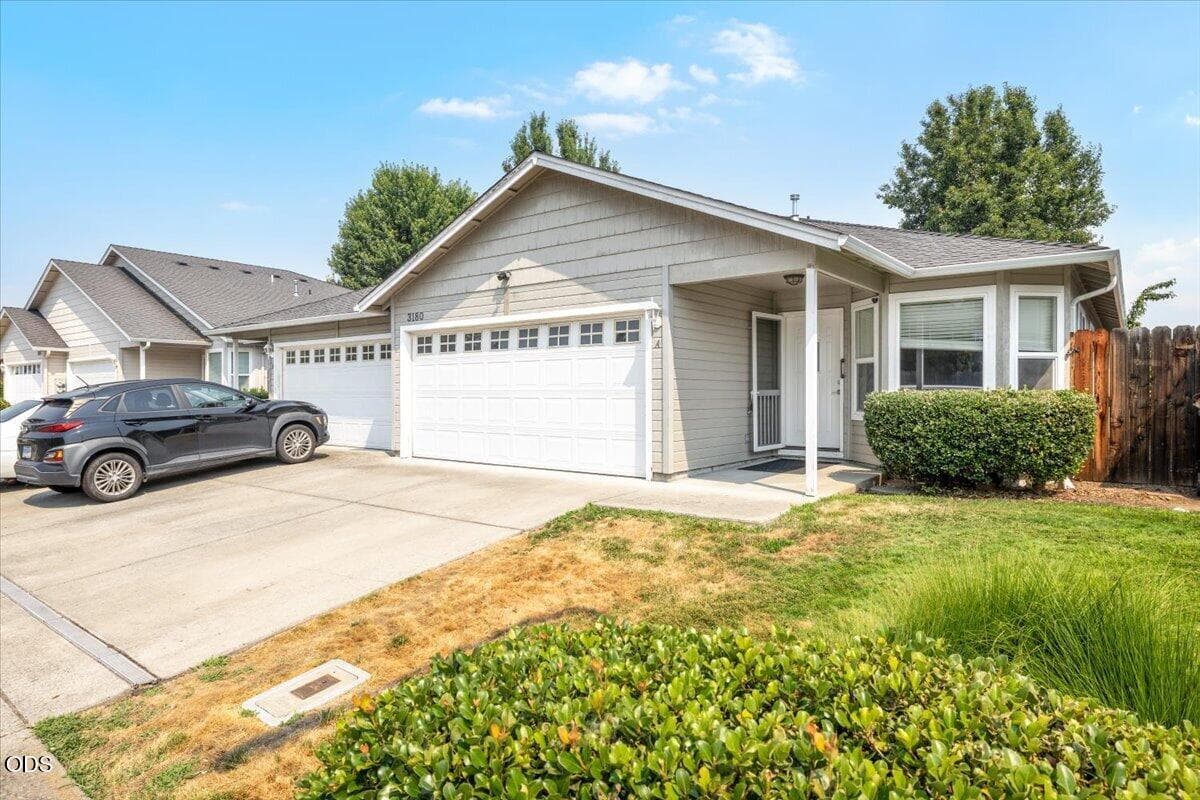 Photo of 3180 Forest Hills Drive 2 of 20