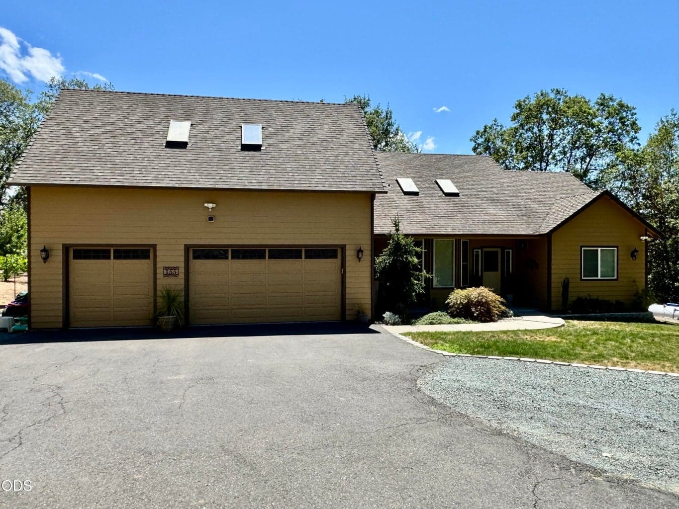 Paved entry with electric gate