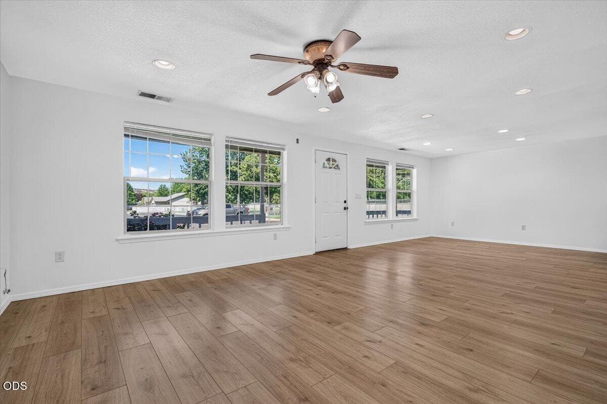 Photo of 372 Sandi Way 4 of 25