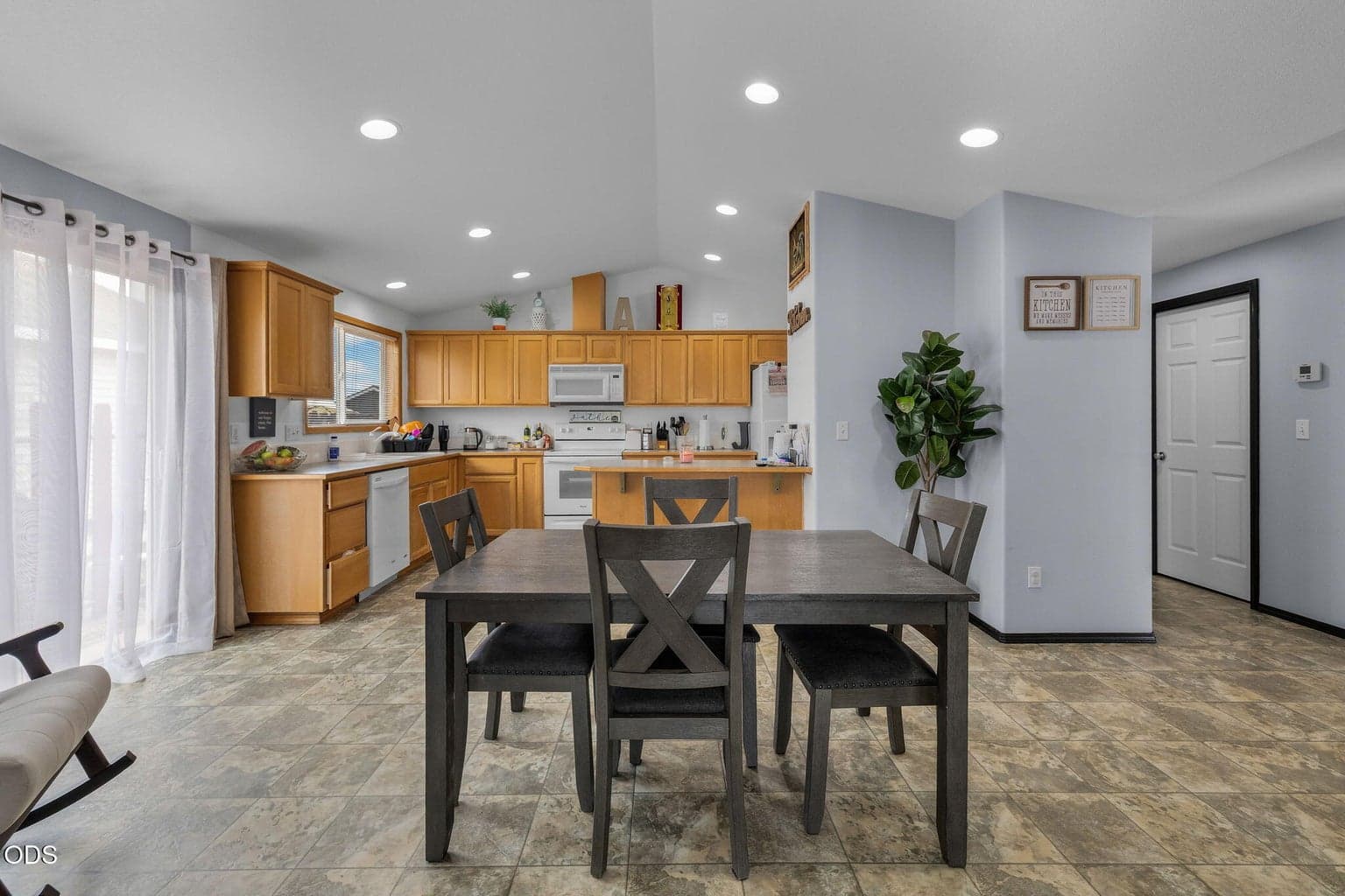 Photo of 317 Center Ridge Drive 5 of 19