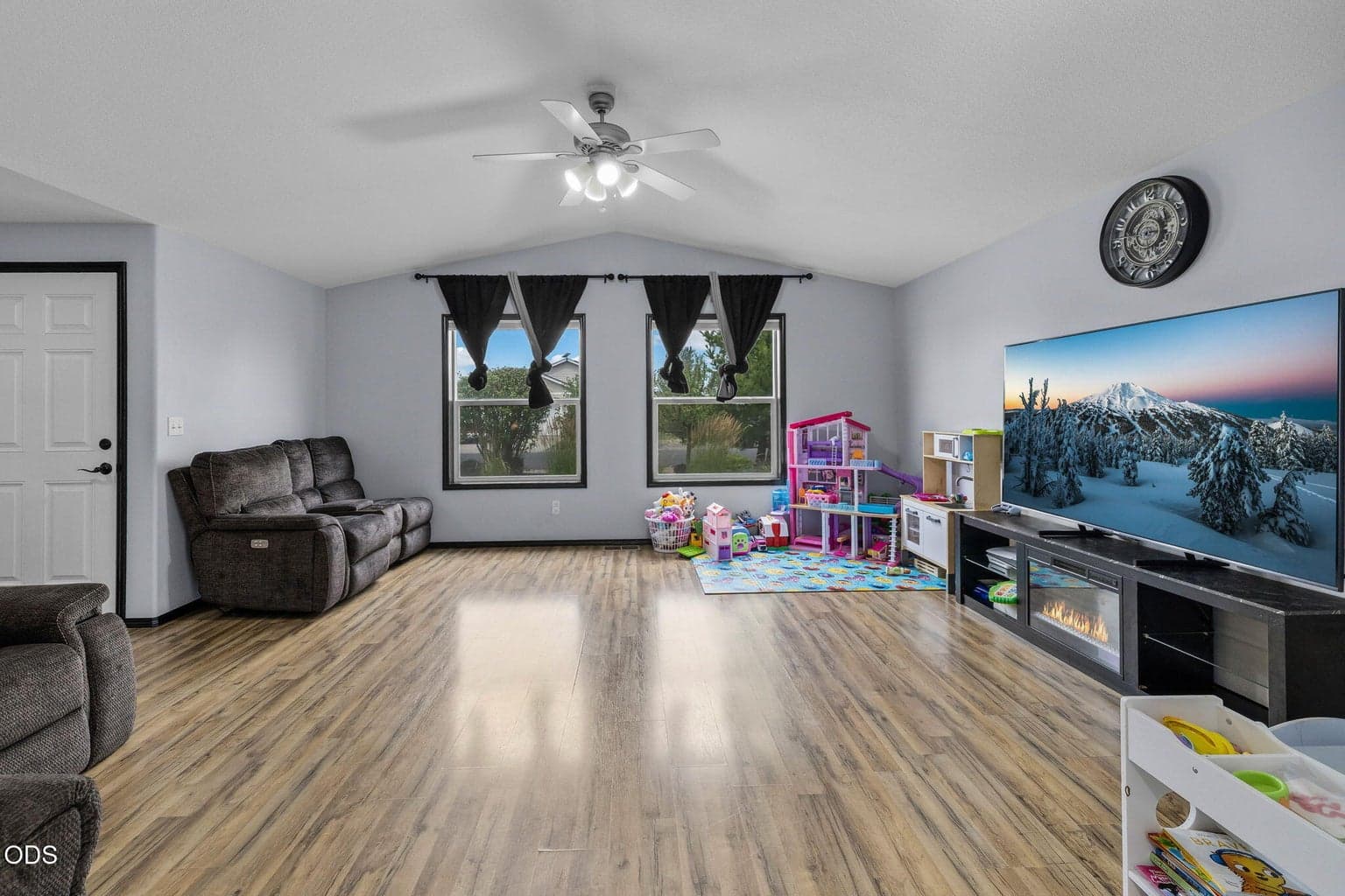 Photo of 317 Center Ridge Drive 4 of 19