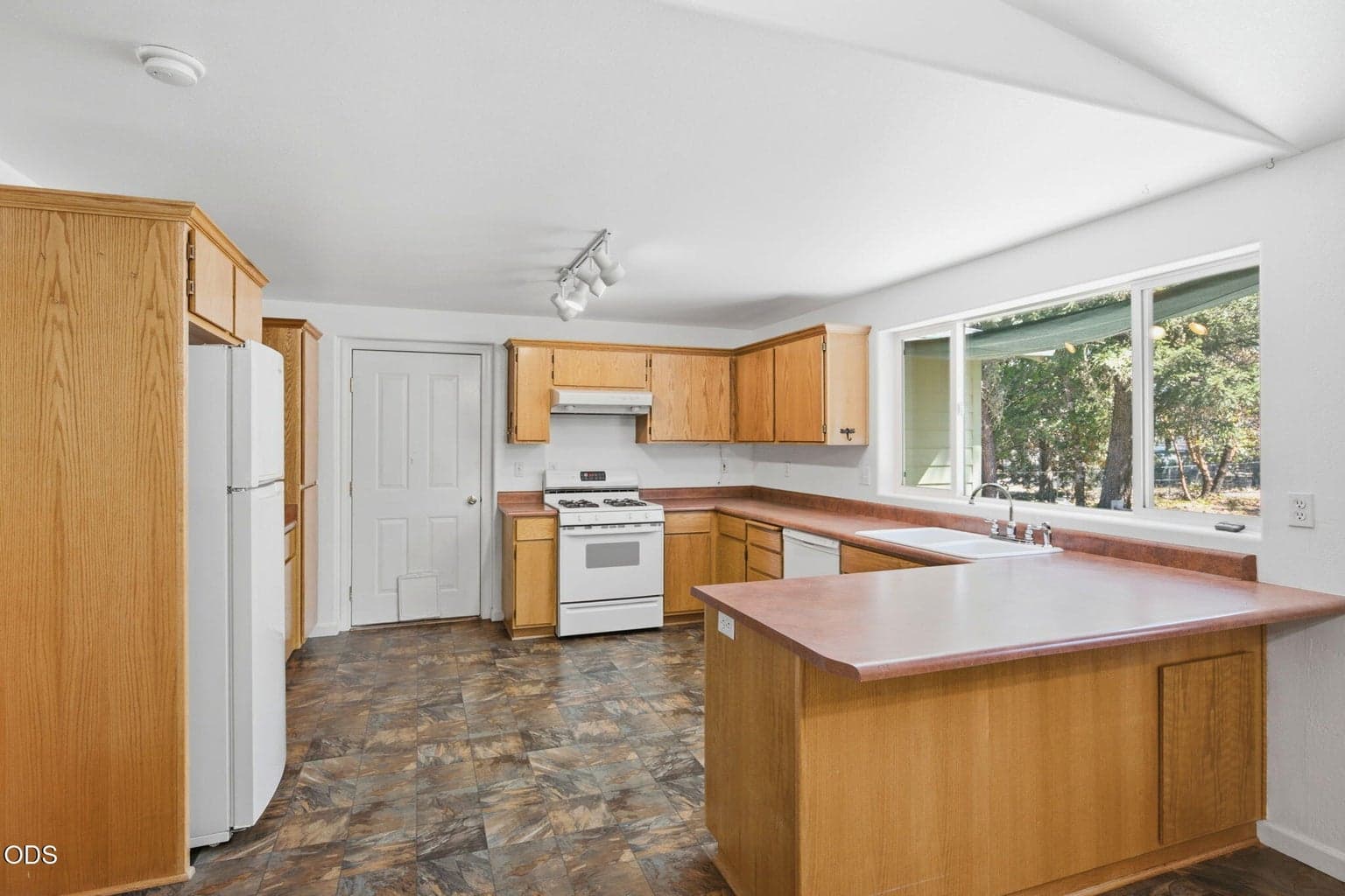 Photo of 560 Schumacher Street 5 of 38