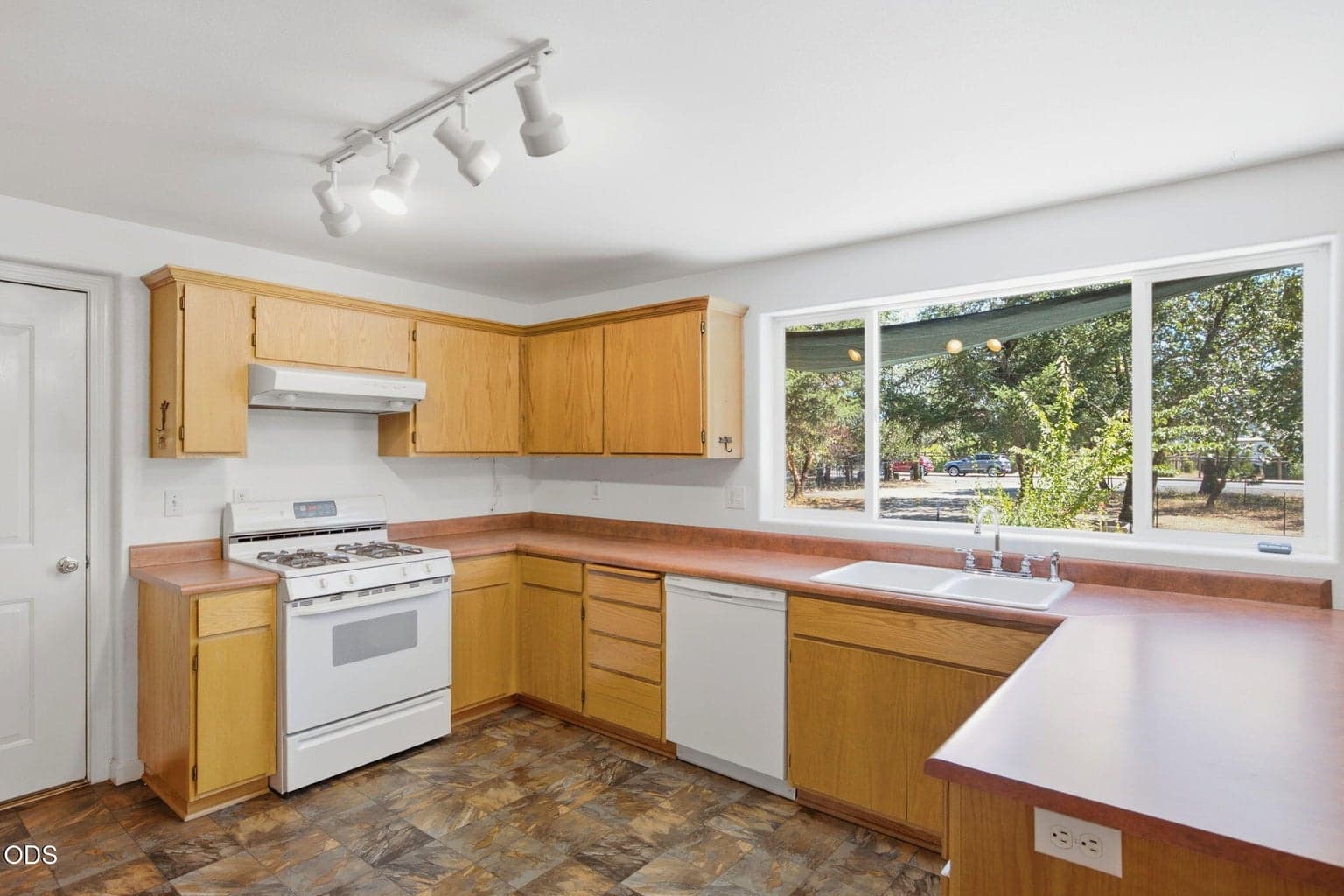 Photo of 560 Schumacher Street 4 of 38