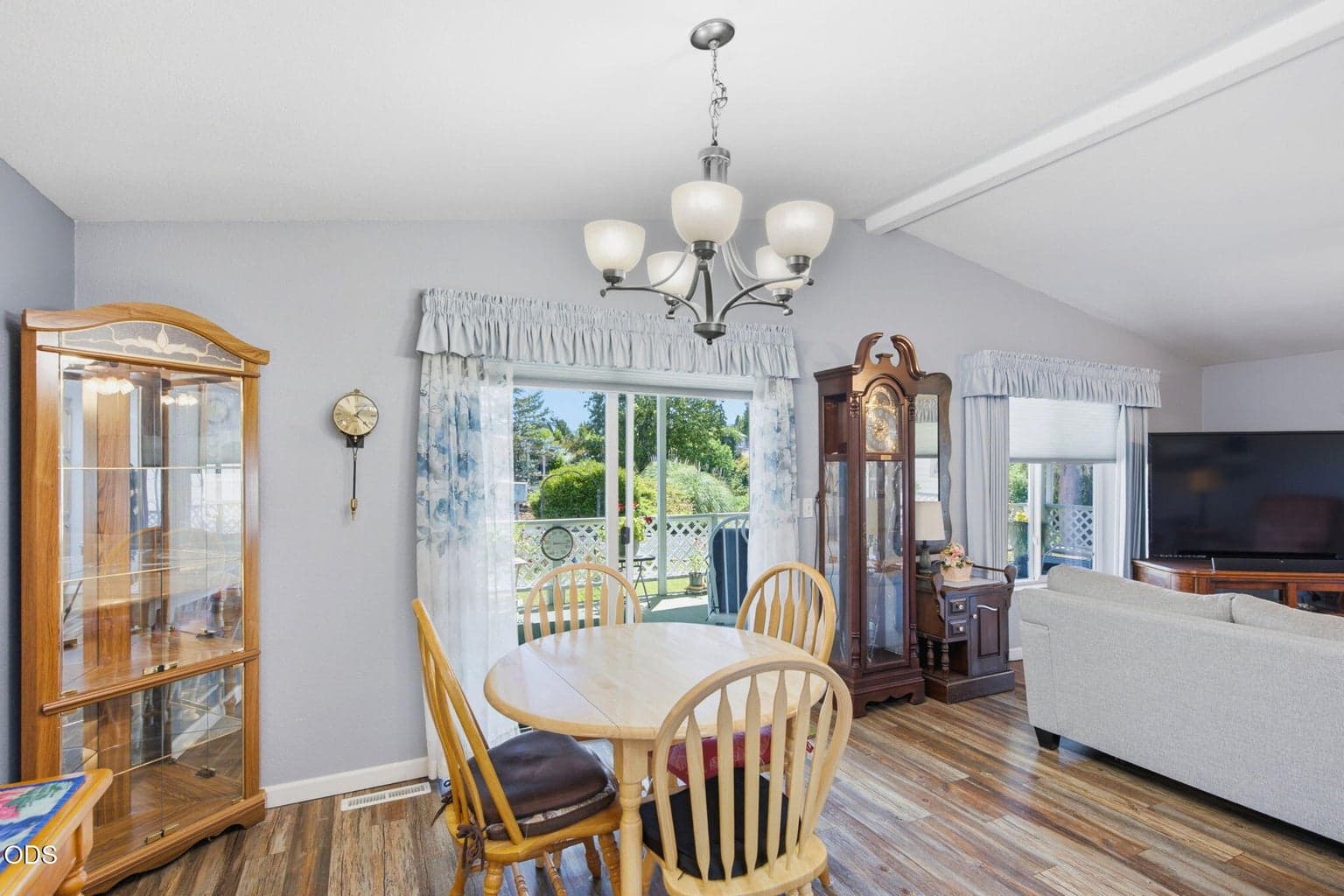 Photo of 411 Currie Lane 4 of 35