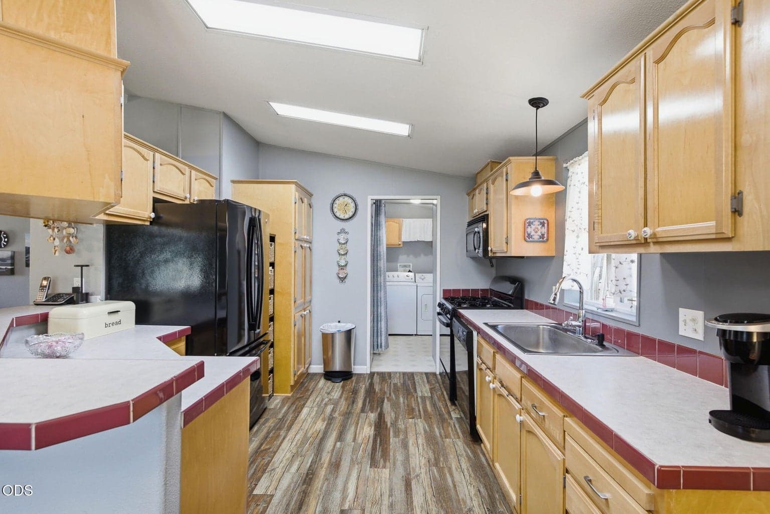 Photo of 411 Currie Lane 3 of 35