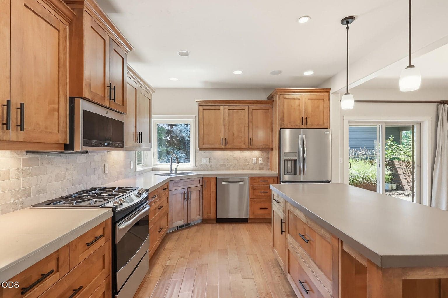 Photo of 810 NW John Fremont Street 18 of 61