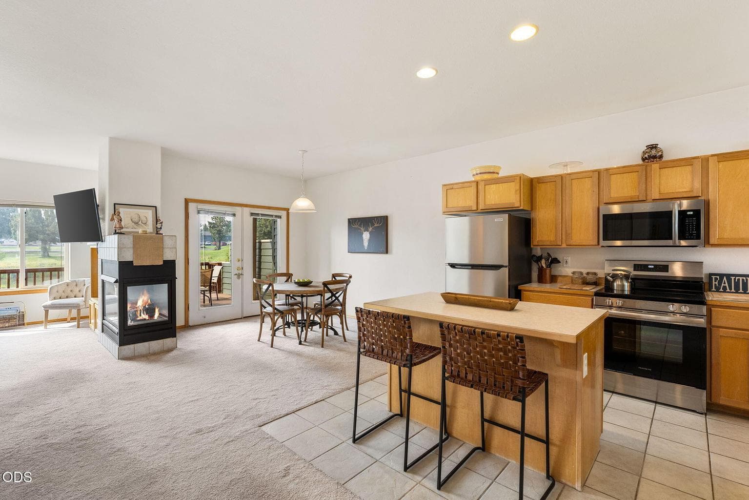 Photo of 1141 Golden Pheasant Drive 2 of 27