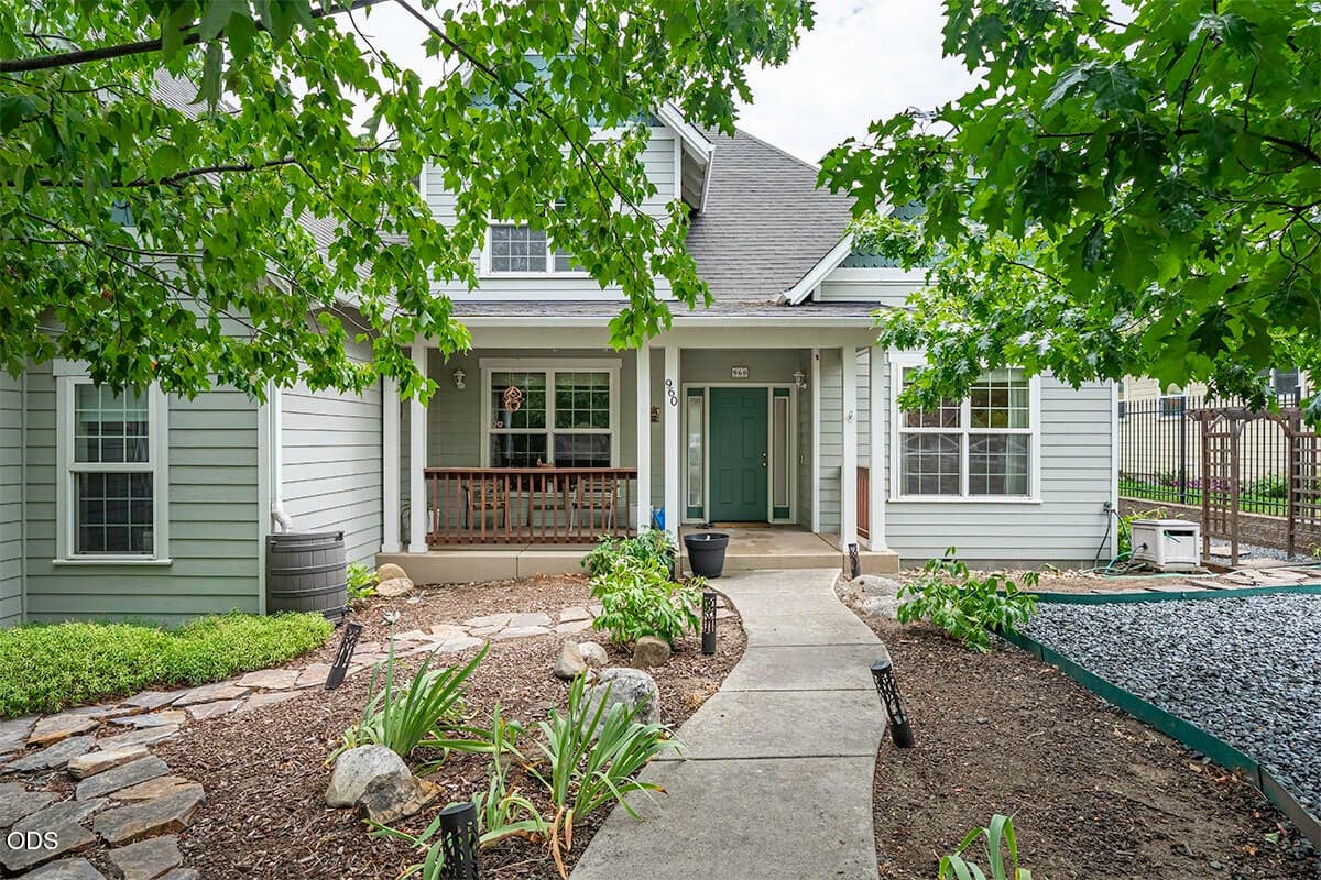 Photo of 960 Oak Street 2 of 30