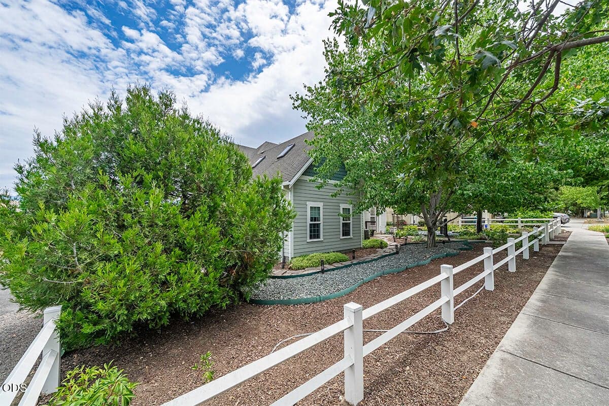 Photo of 960 Oak Street 3 of 30