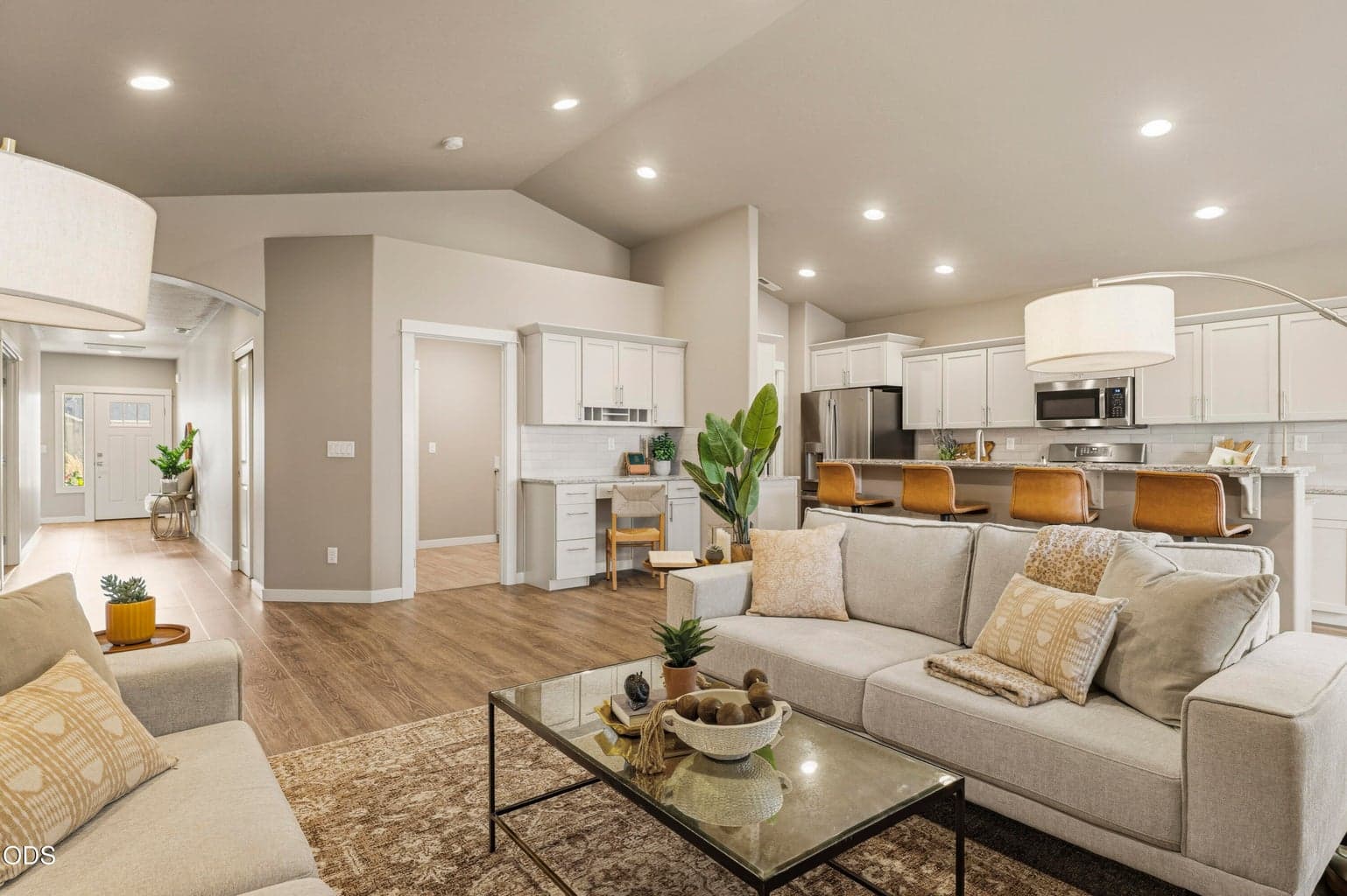 Lovely open floor plan with vaulted ceilings