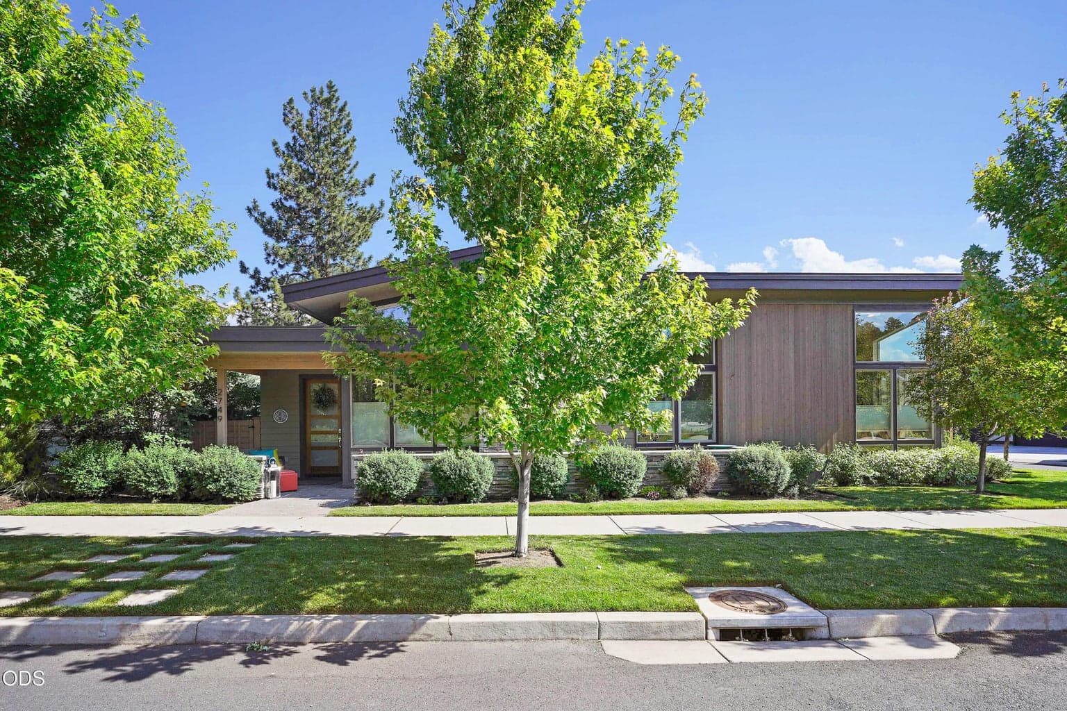 Photo of 2749 NW Shields Drive 8 of 49