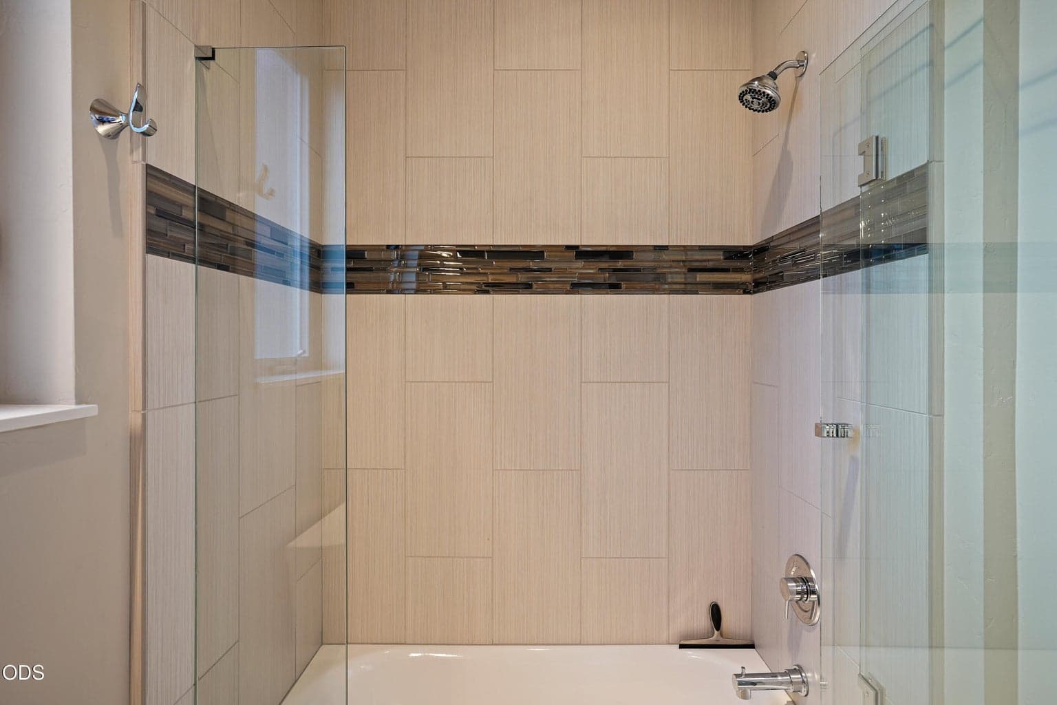 Guest bathroom shower/tub