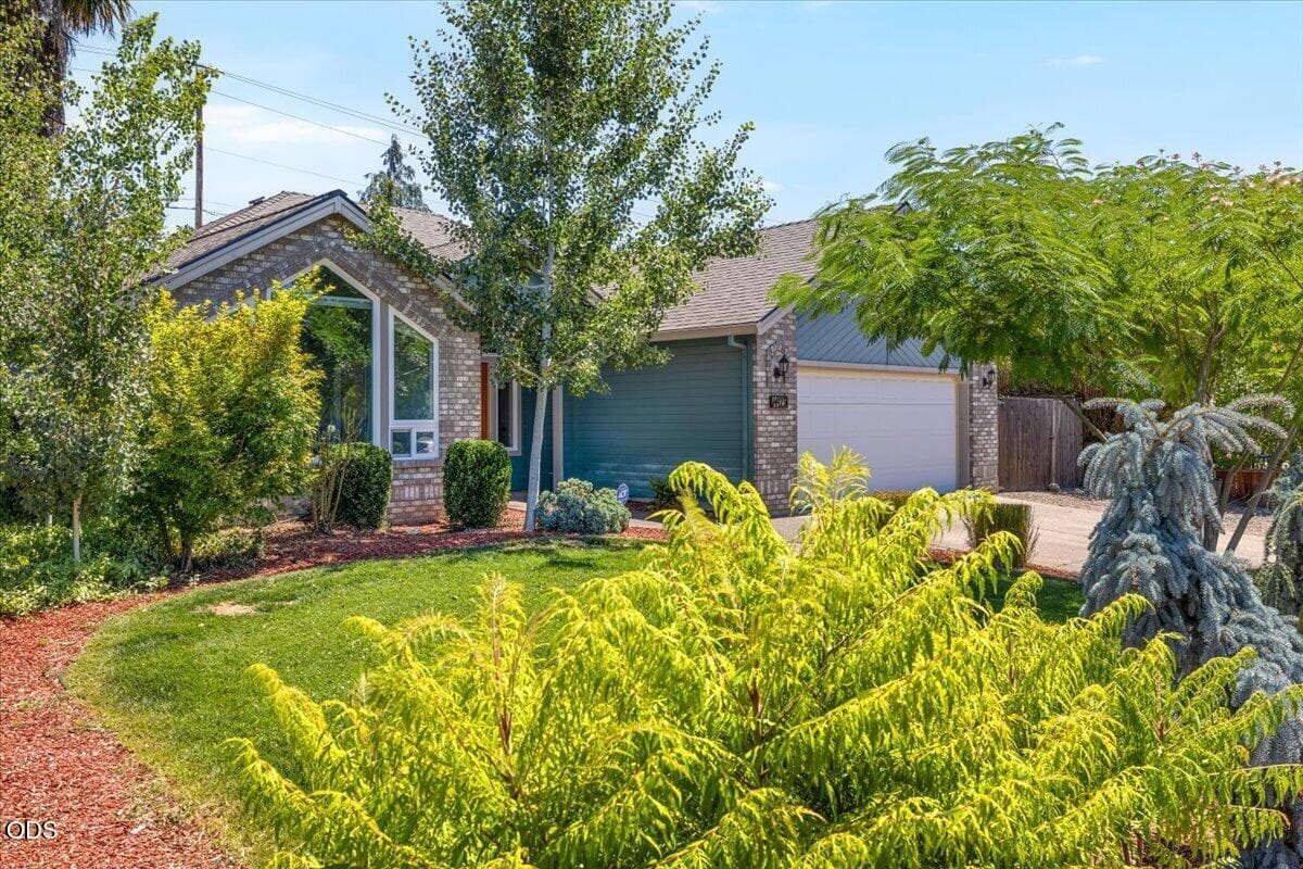 Photo of 1403 Larson Creek Drive 2 of 27