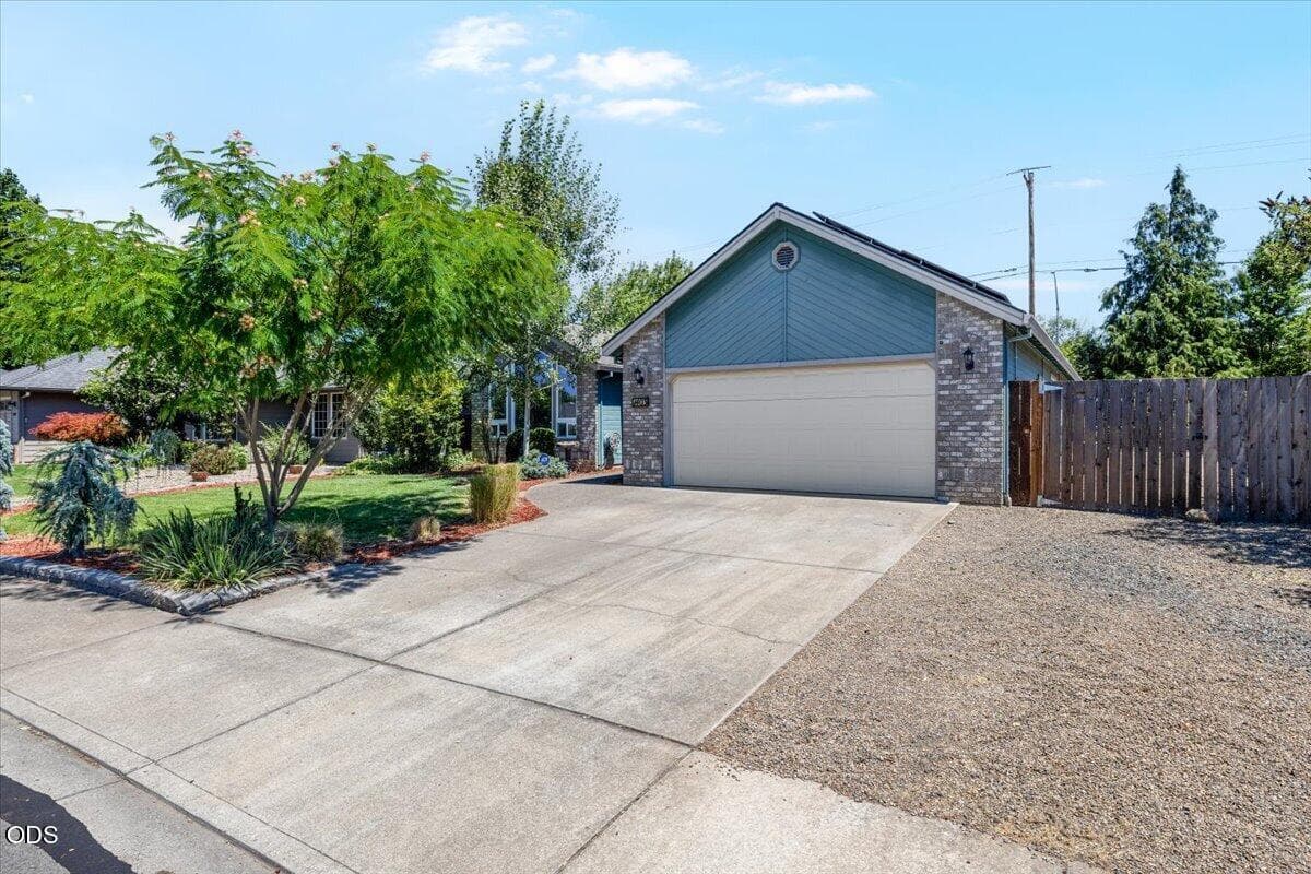 Photo of 1403 Larson Creek Drive 3 of 27