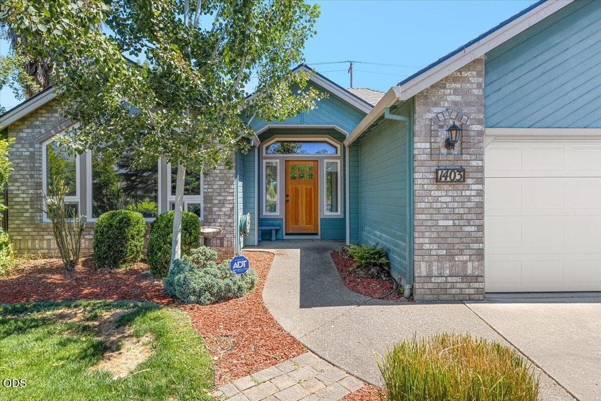 Photo of 1403 Larson Creek Drive 4 of 27