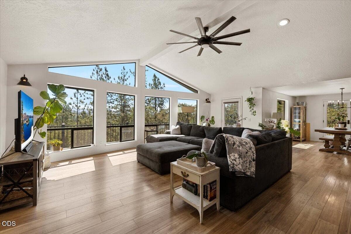 Photo of 657 Greenleaf Drive 3 of 53