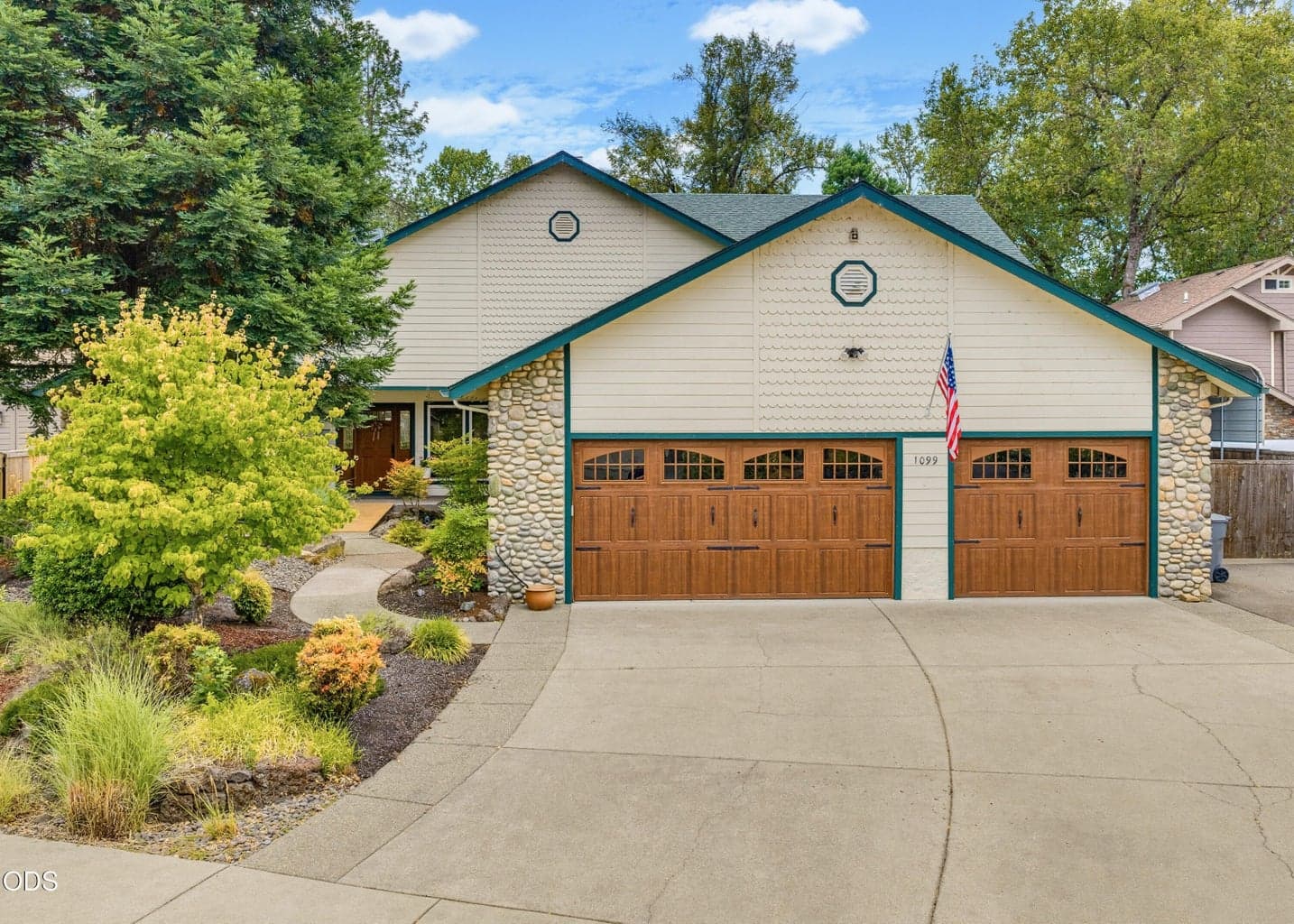 Photo of 1099 Oriole Street 6 of 79