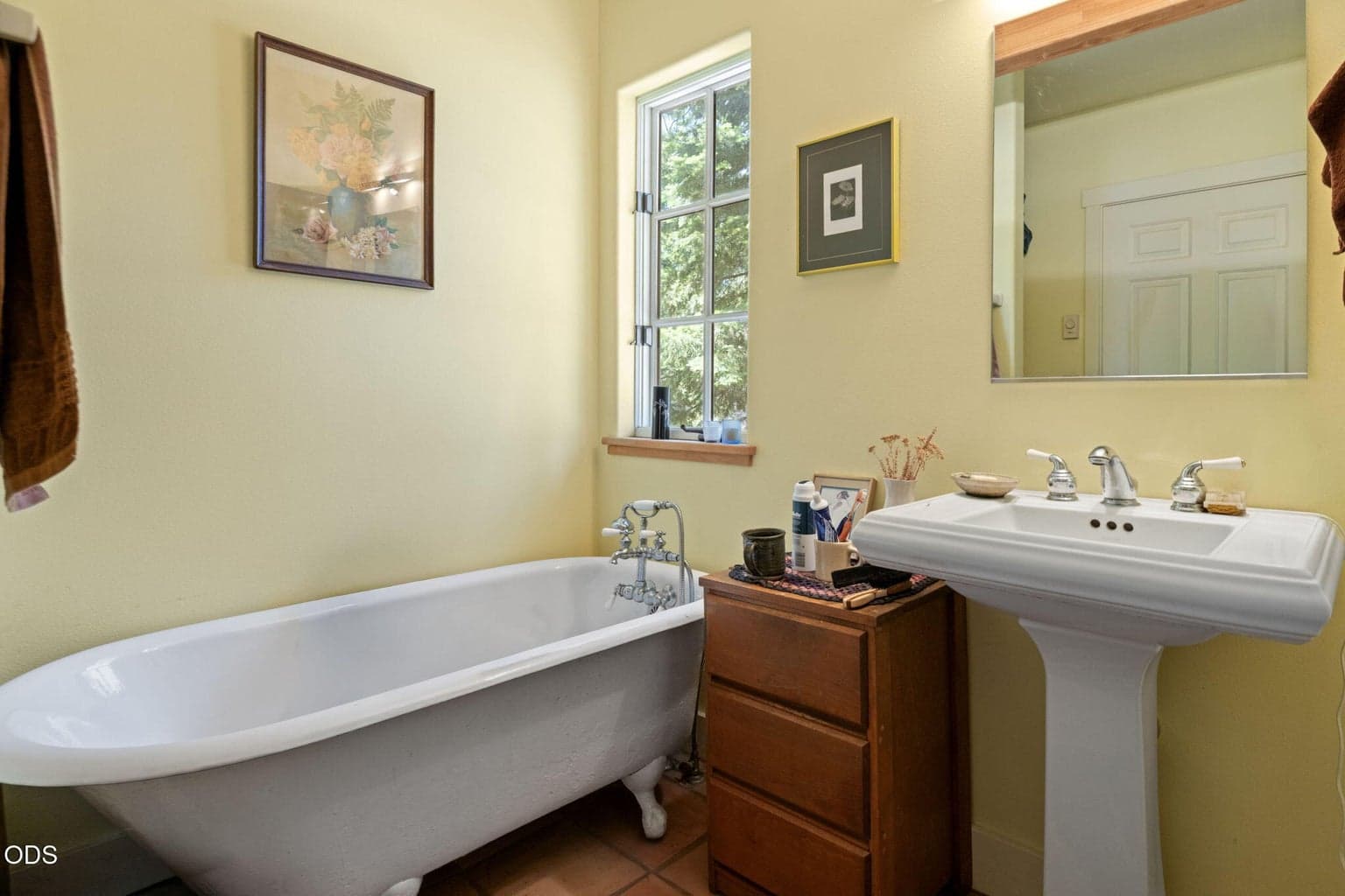 Old school claw tub...