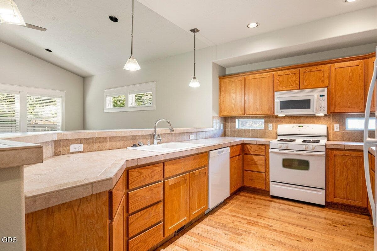 Photo of 20651 NE Sierra Drive 6 of 24