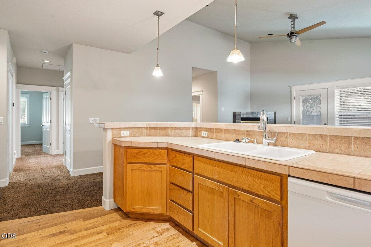 Photo of 20651 NE Sierra Drive 8 of 24