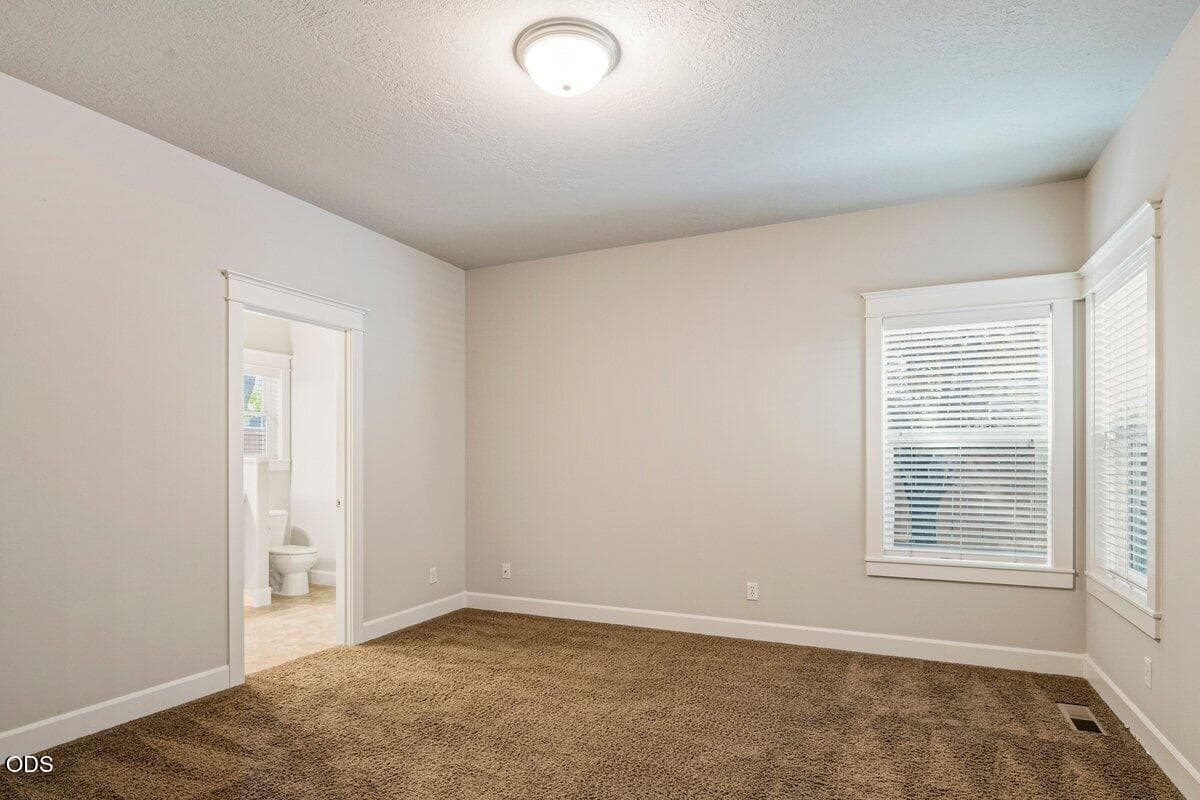 Photo of 20651 NE Sierra Drive 9 of 24
