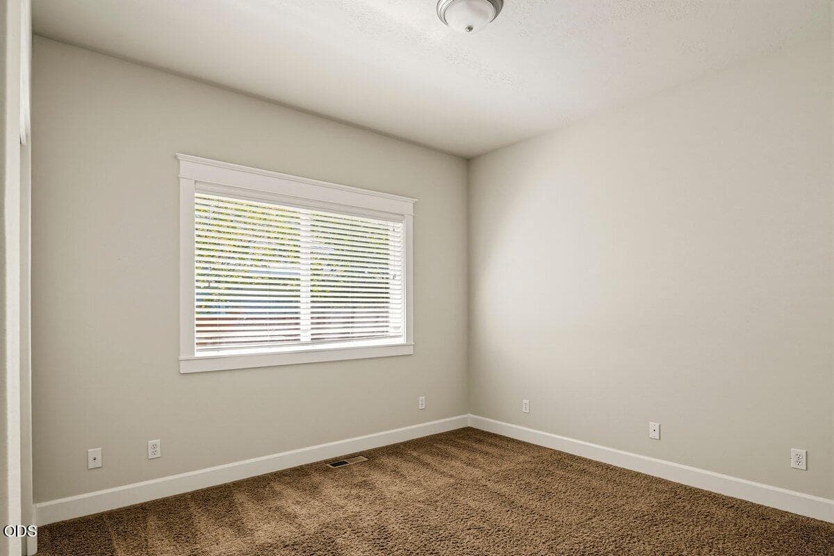 Photo of 20651 NE Sierra Drive 11 of 24