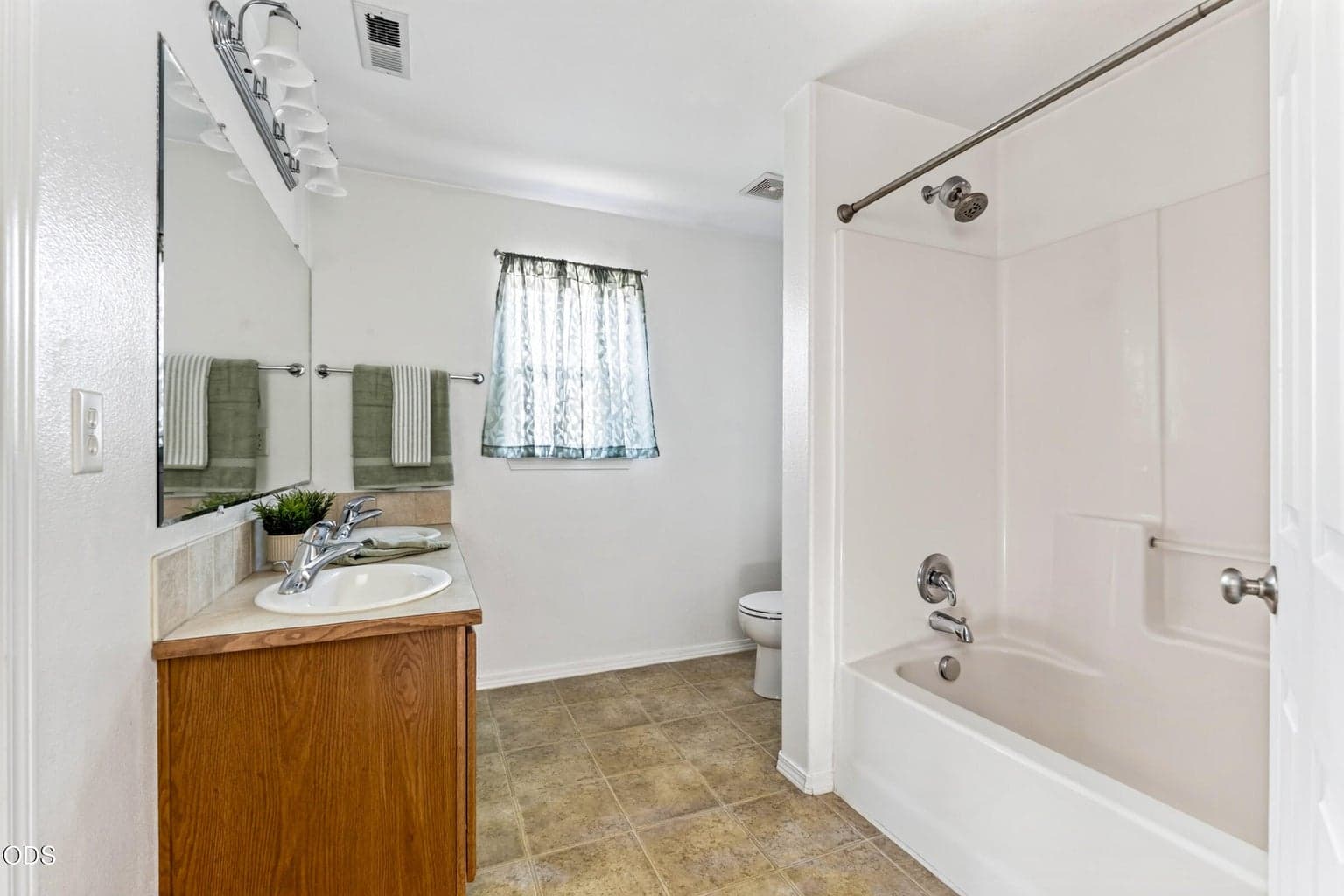 Photo of 3375 SW Obsidian Avenue 21 of 39