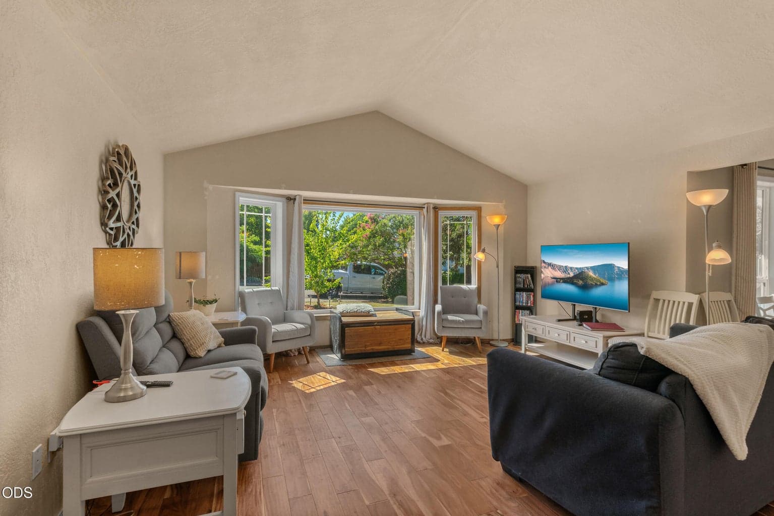Photo of 2947 Leonard Avenue 5 of 40