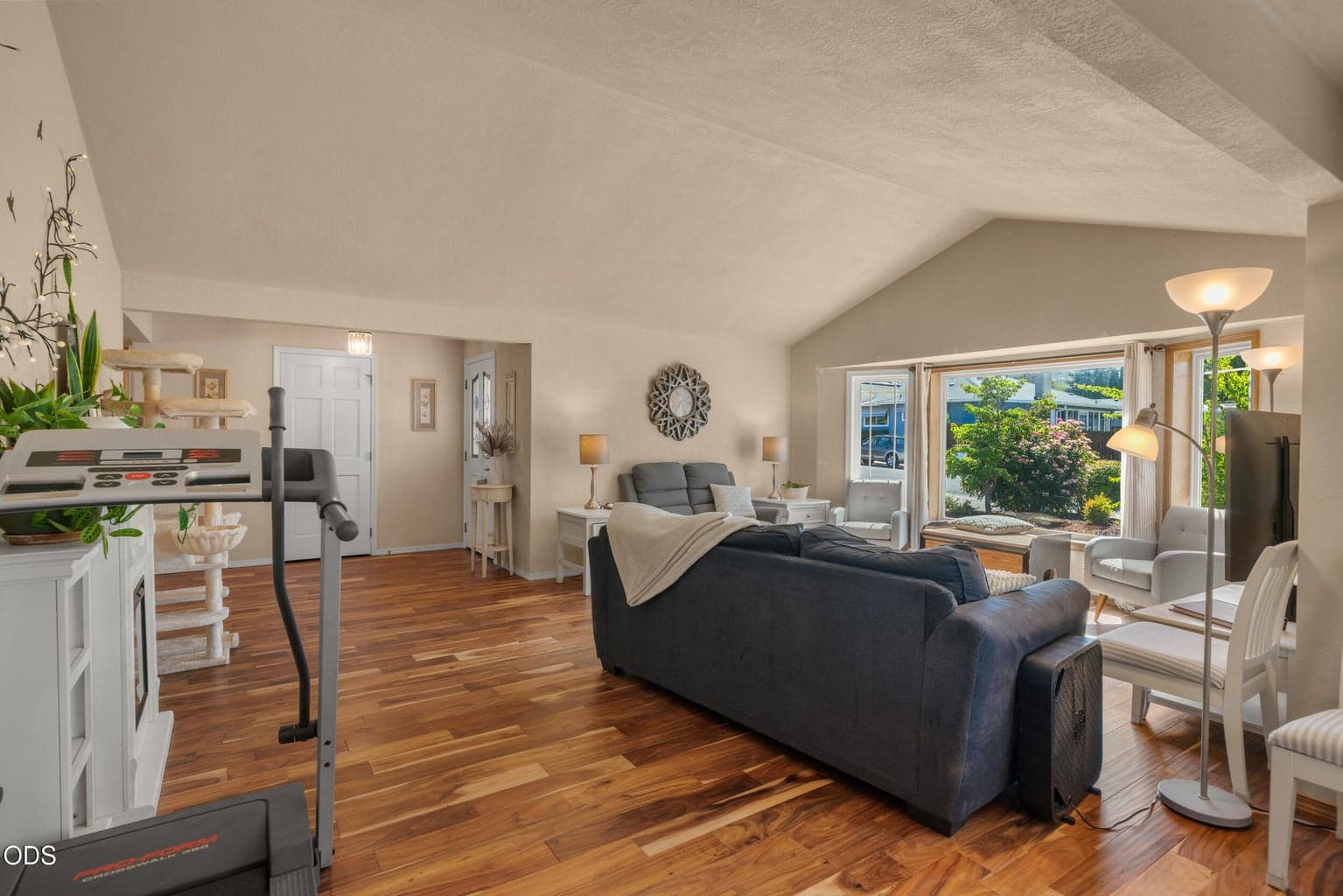 Photo of 2947 Leonard Avenue 4 of 40